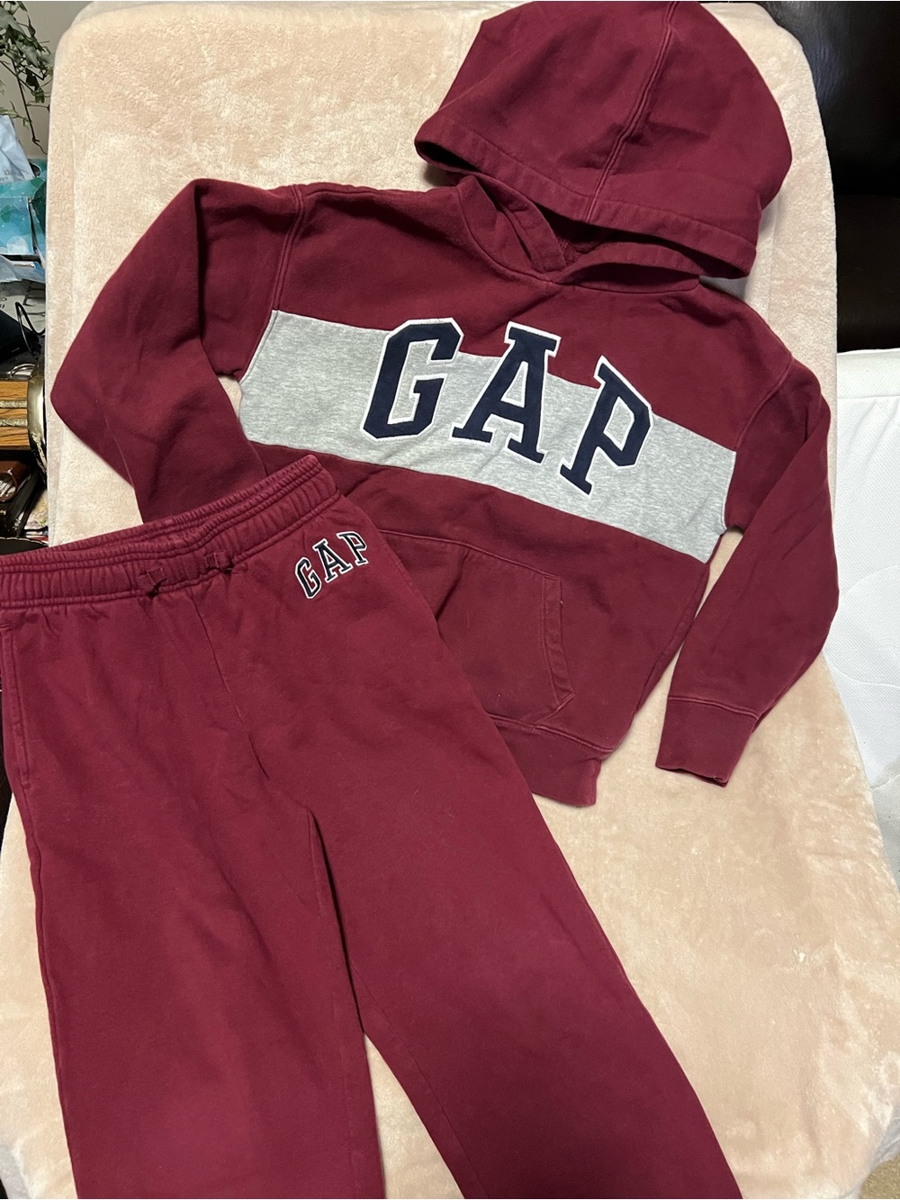 Gap Kids 2-Piece Fleece Sweatsuit Set – Maroon/Burgundy - Size Kids Medium